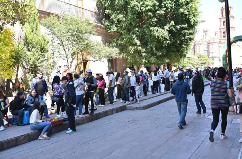  Fans de Luis Miguel llenan de emoción el Palacio de Gobierno en espera de boletos para su concierto