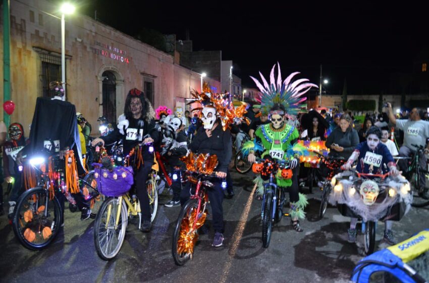  Monstruos, brujas, payasos y más personajes participan en la emocionante rodada zombie en Soledad