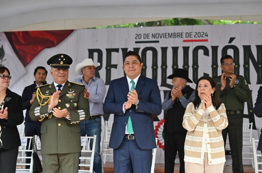  Ricardo Gallardo encabeza desfile conmemorativo del 114 aniversario de la Revolución Mexicana