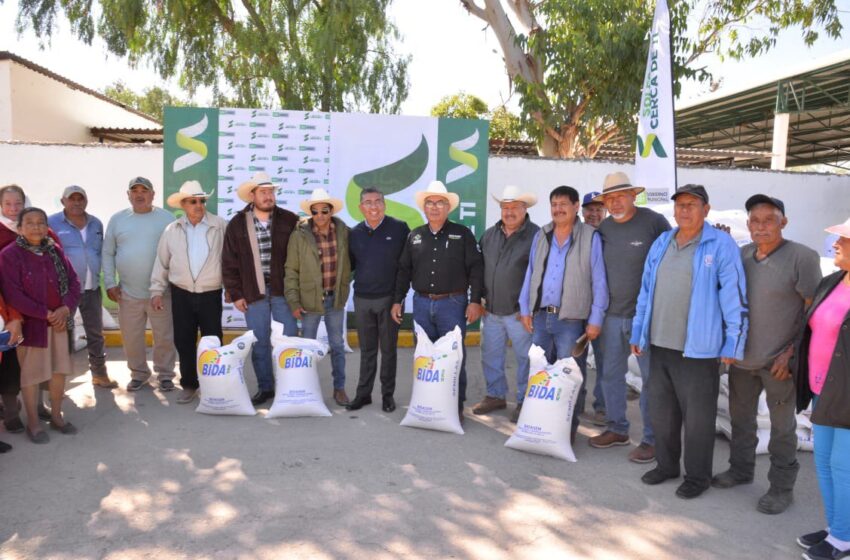  En La Tinaja, Juan Manuel Navarro entrega apoyos a más de 200 agricultores afectados por inundaciones