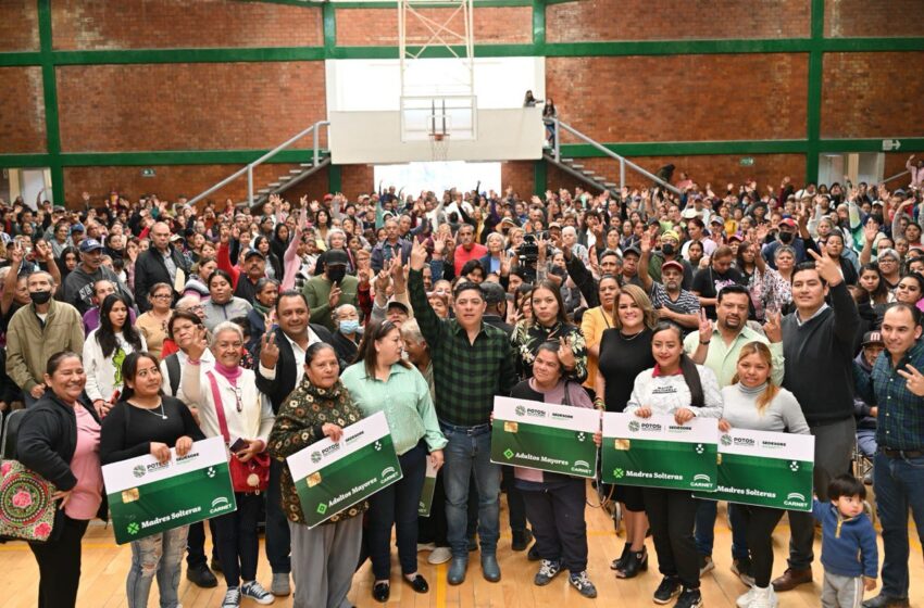  Ricardo Gallardo entrega apoyos a personas adultas mayores y madres solteras