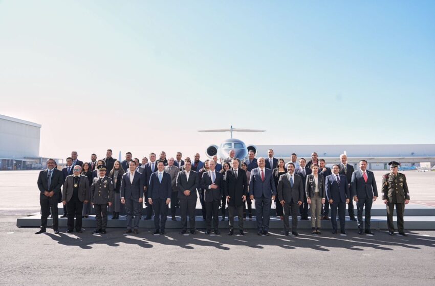  Felifer Macías acompaña al gobernador en la celebración del 20 aniversario del Aeropuerto Internacional de Querétaro