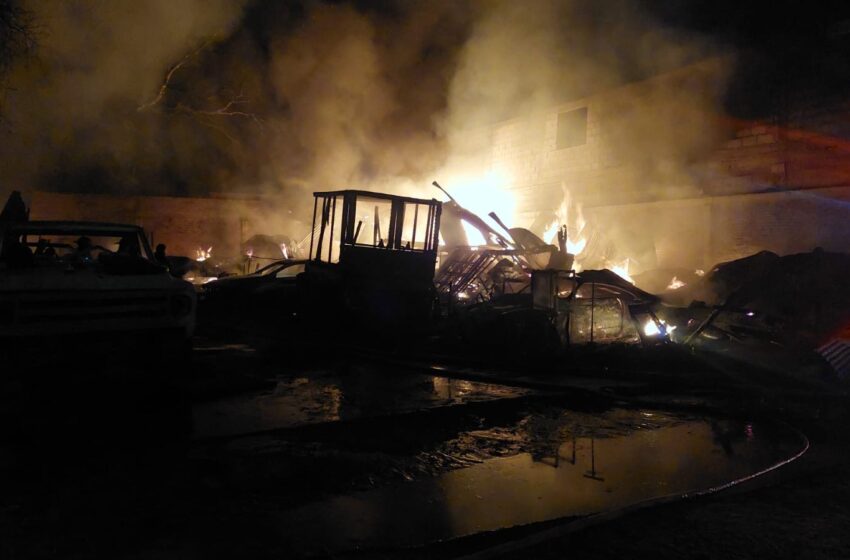  Cuerpos de emergencia atienden incendio en taller mecánico de la capital potosina