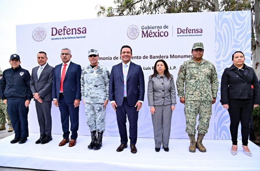  El Estado encabeza ceremonia de izamiento de Bandera Monumental