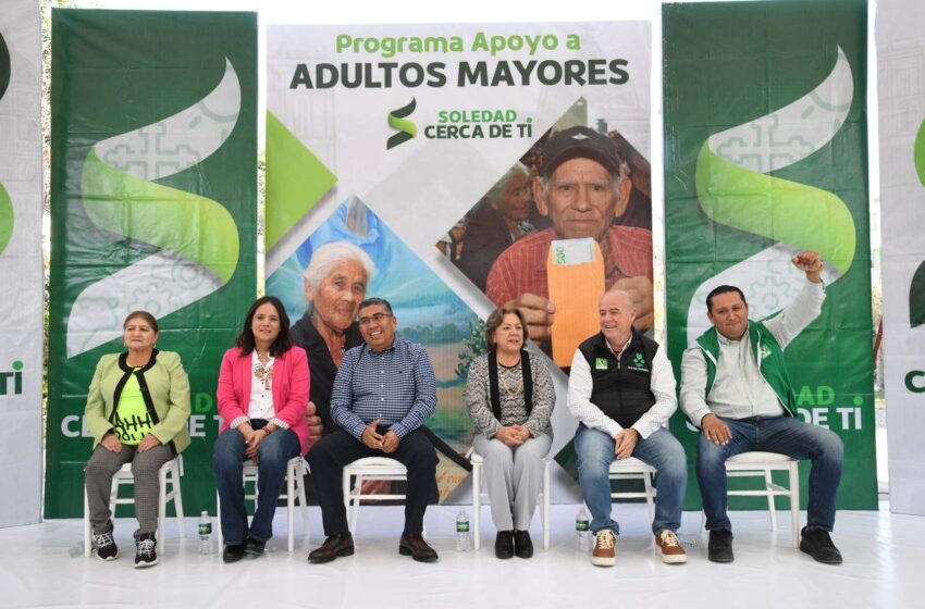  En La Colonia Pavón, Juan Manuel Navarro Entrega Apoyo Económico A Adultos Mayores