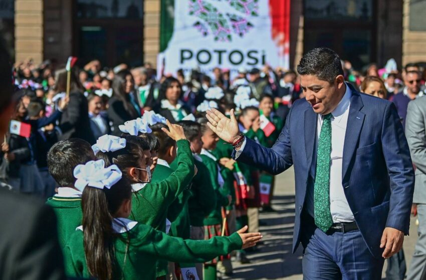  Ricardo Gallardo encabeza celebración por el Día de la Bandera en San Luis Potosí